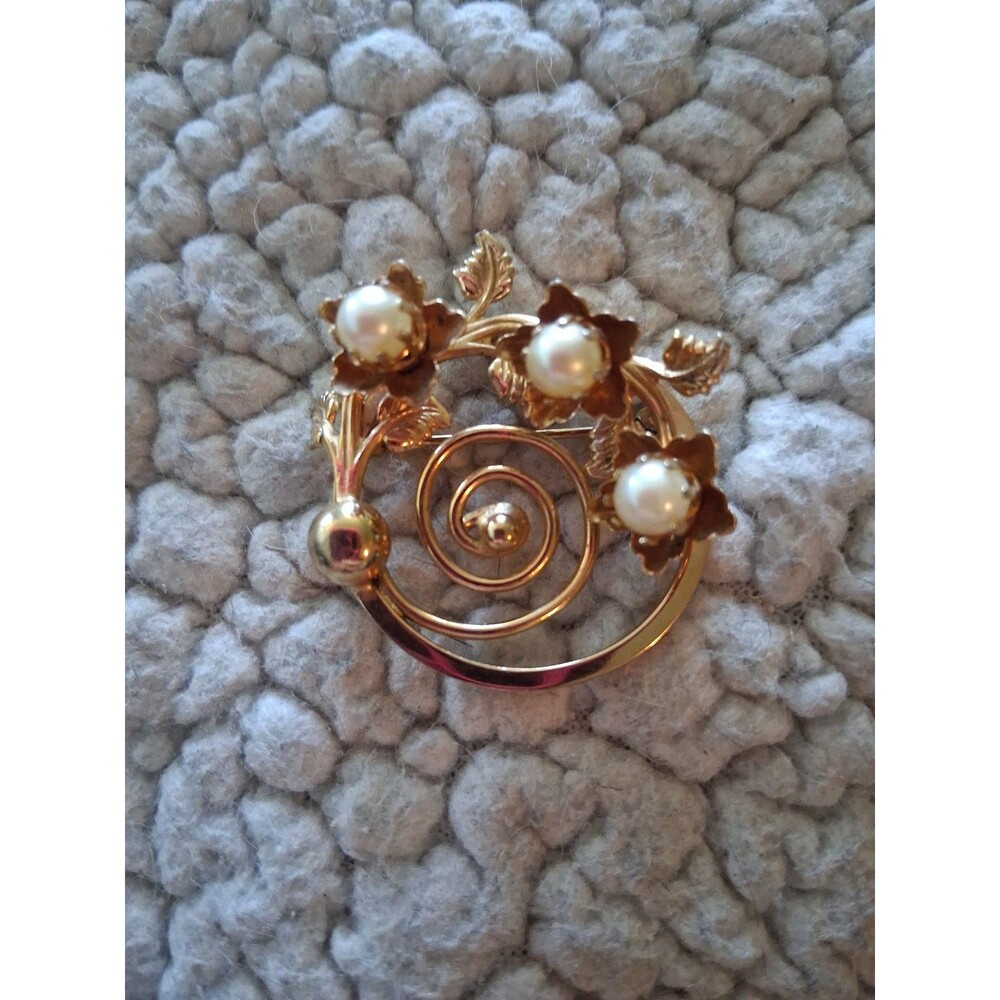 VINTAGE Round floral & scroll brooch w/faux pearl accents, leaves & vines